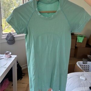 Electric turquoise, Lululemon swiftly